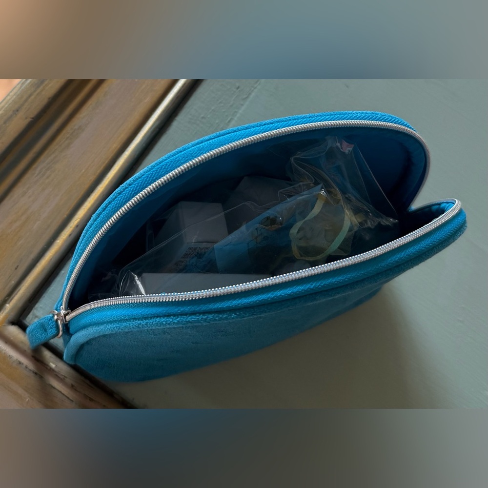 LA MER Suede Like Velvet Turquoise BAG NEW. Including 7 French Perfume Sample - Picture 5 of 6